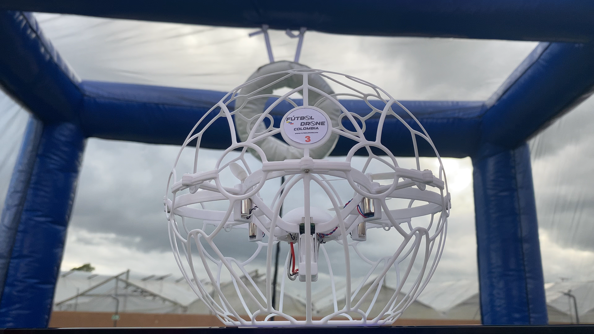 Drone de Fútbol Drone Colombia en primer plano dentro de la arena principal