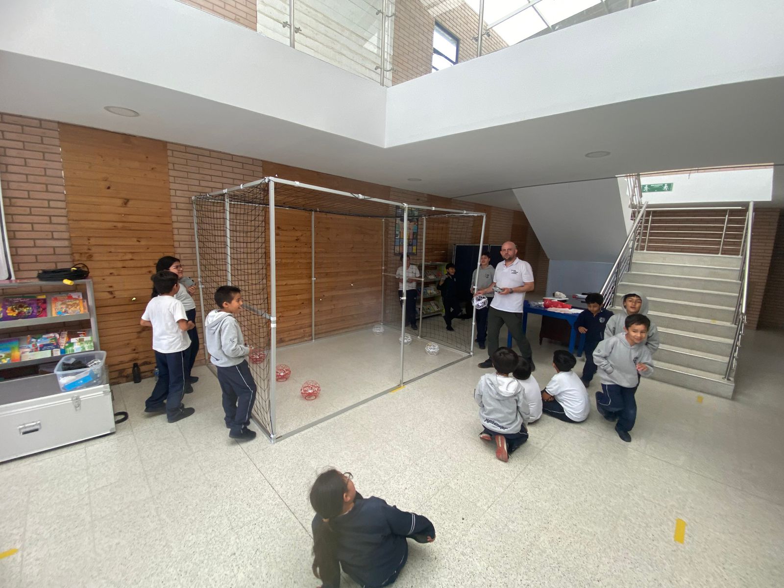 Arena inflable de Fútbol Drone instalada en exterior institucional
