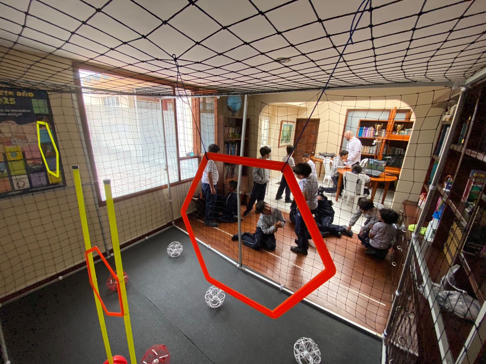 Espacio de práctica avanzada con drones educativos, retos de lógica y programación aplicada