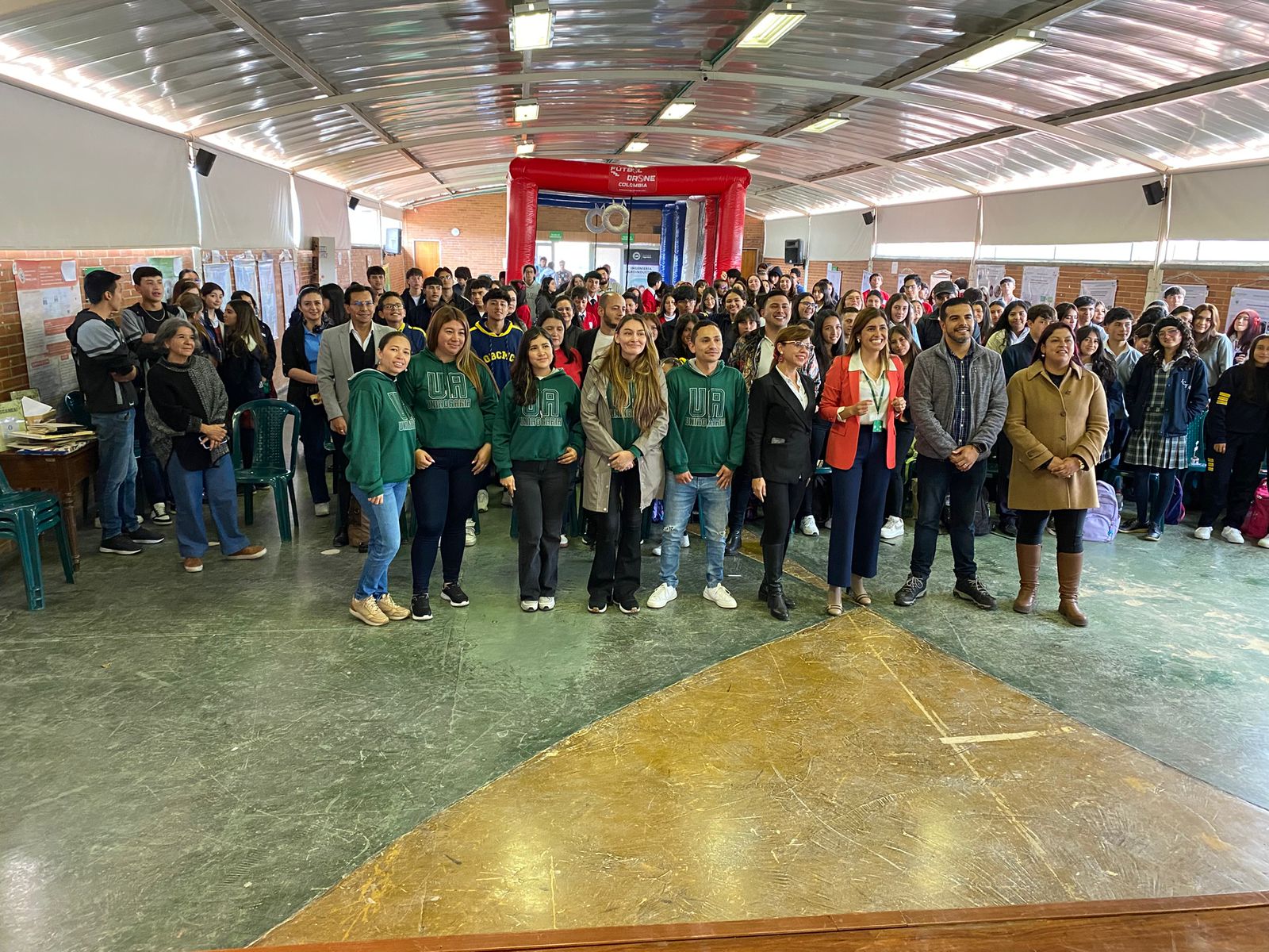 Competencia indoor de Fútbol Drone en la universidad UNIAGRARIA