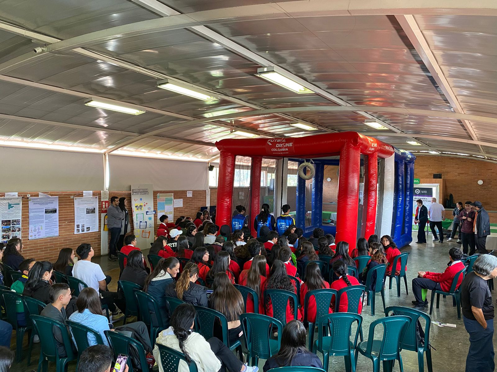 Implementación de Fútbol Drone Colombia en entorno escolar con estudiantes participando en la arena inflable