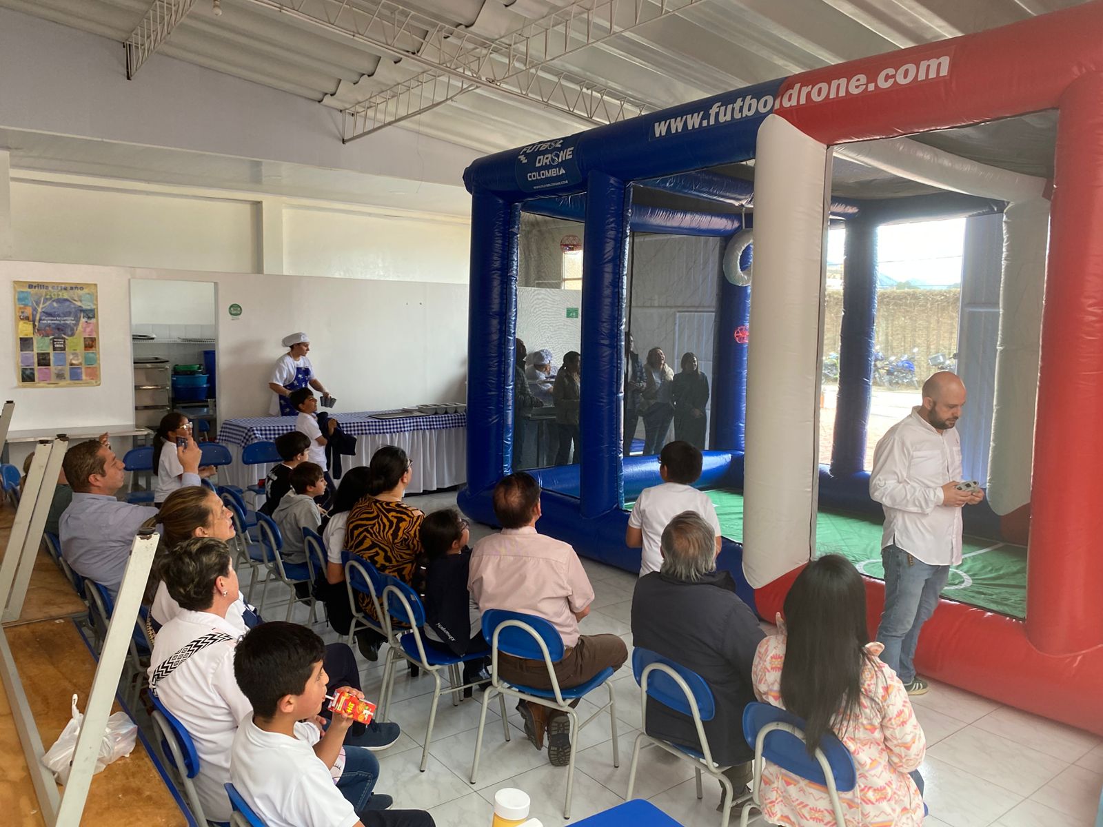Comunidad educativa observando una demostración de Fútbol Drone en un espacio institucional
