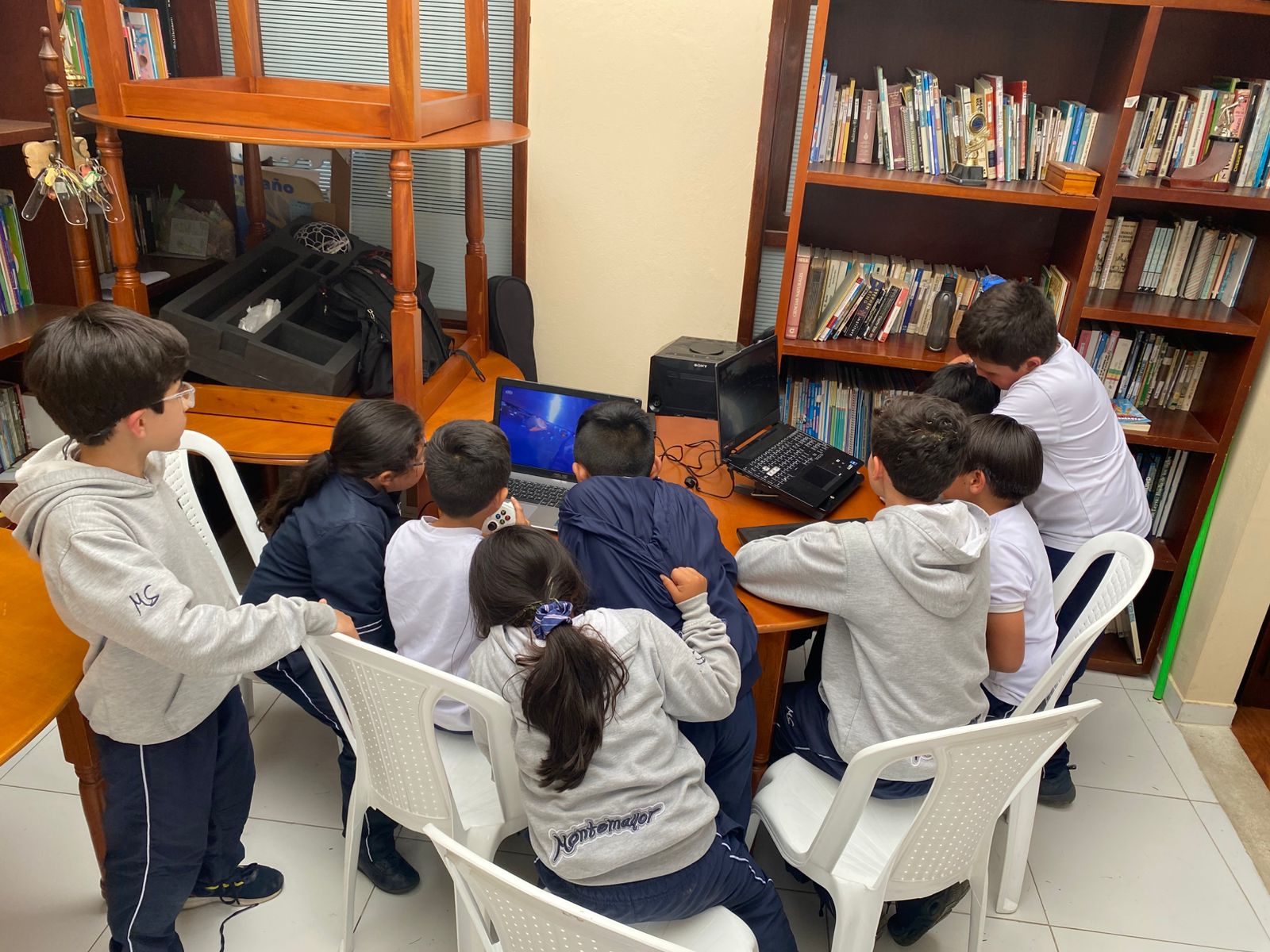 Estudiantes realizando práctica en simuladores de drones como parte del proceso formativo