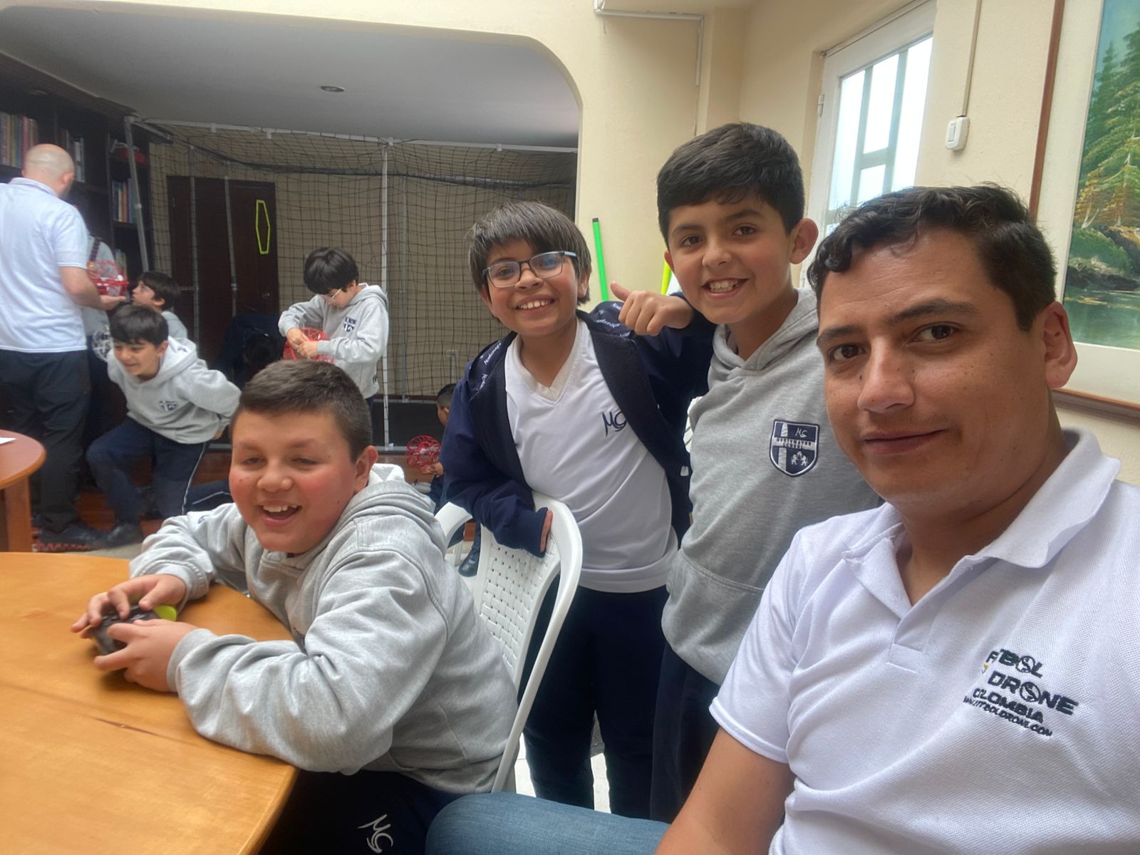 Estudiantes y facilitador en ambiente de acompañamiento cercano durante actividad de Fútbol Drone