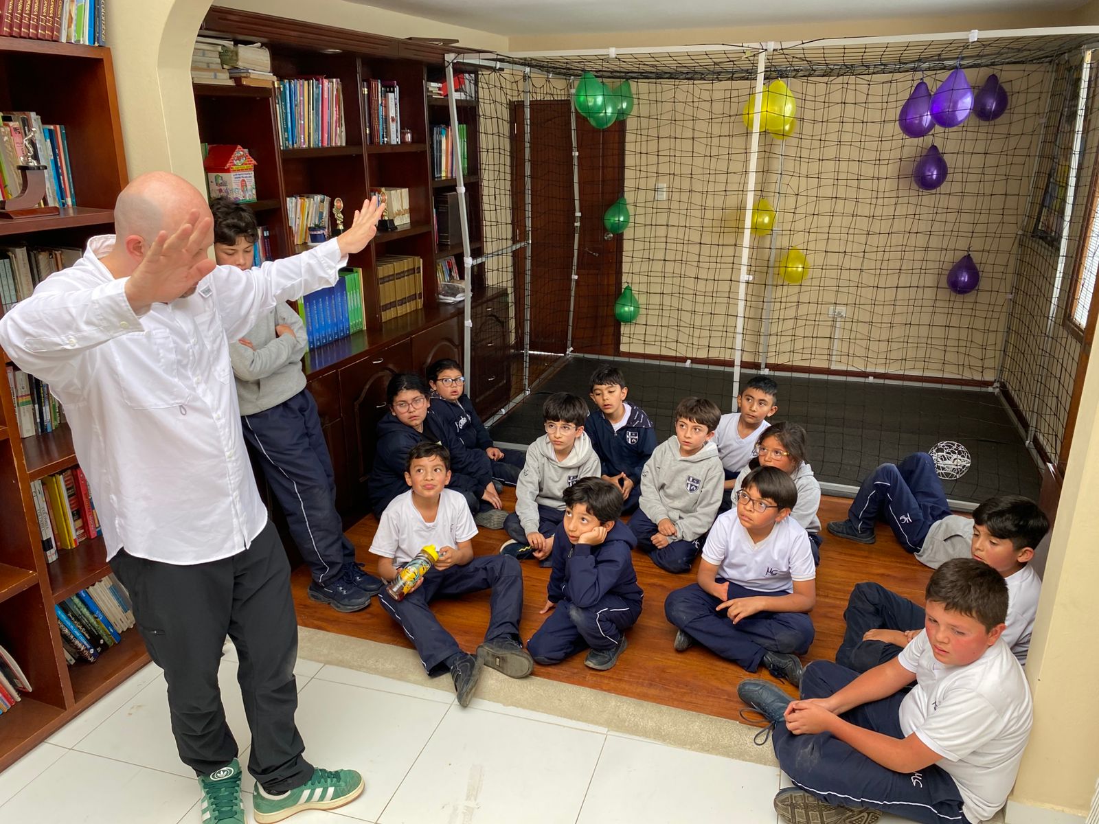 Inducción técnica con estudiantes antes de iniciar la práctica de vuelo con drones