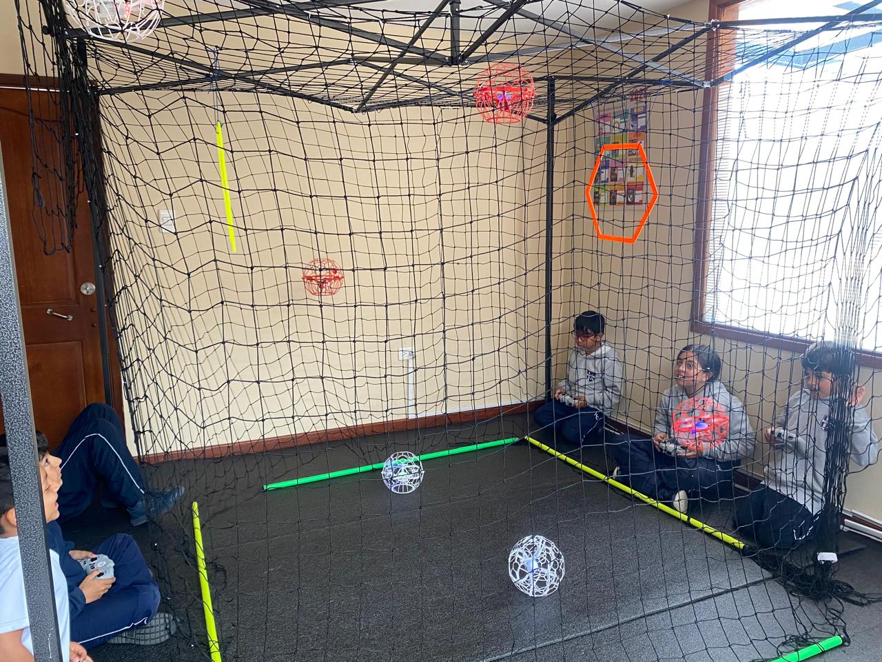 Estudiantes en proceso de observación y práctica progresiva de vuelo con drones