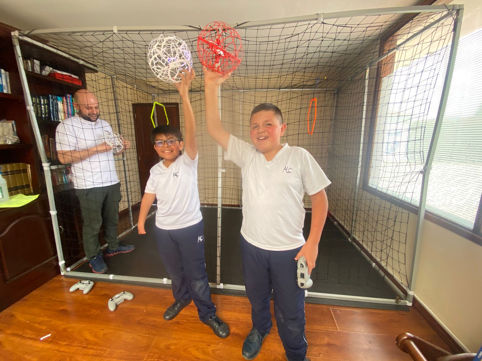 Estudiantes mostrando con entusiasmo sus drones en una experiencia formativa de Fútbol Drone