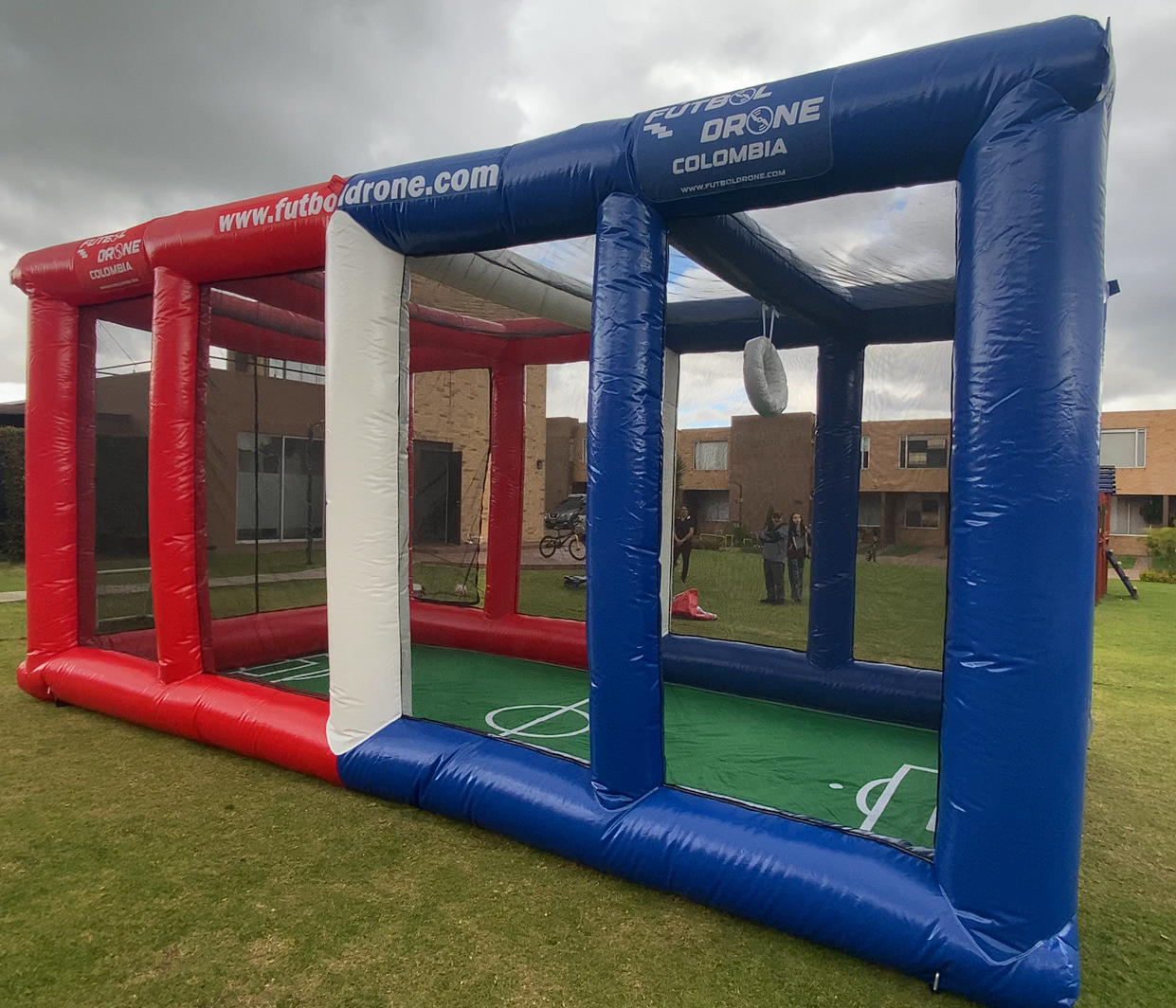 Grupo amplio de asistentes y comunidad educativa en actividad institucional de Fútbol Drone